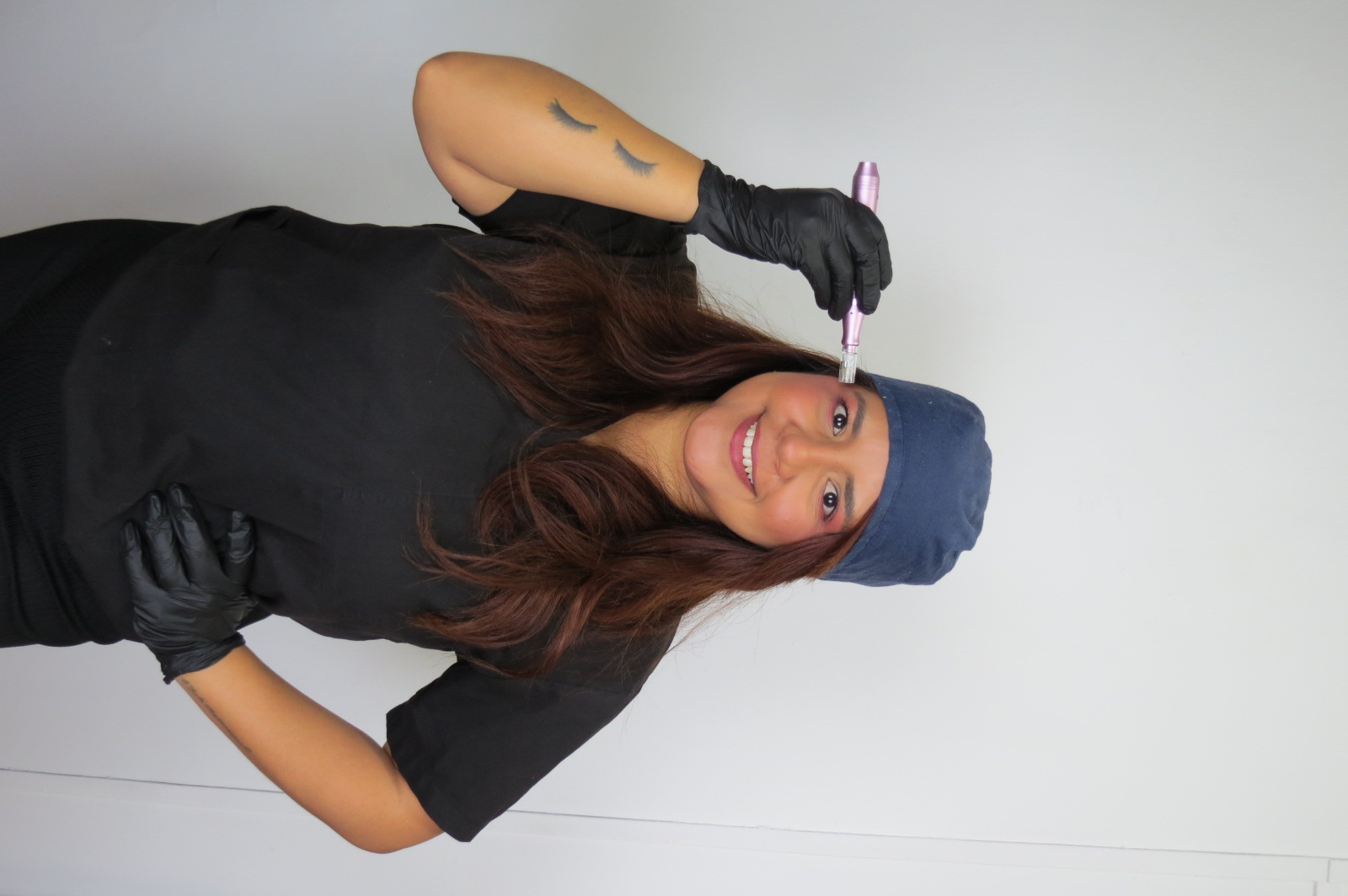 Maria Martinez trabajando en maquillaje